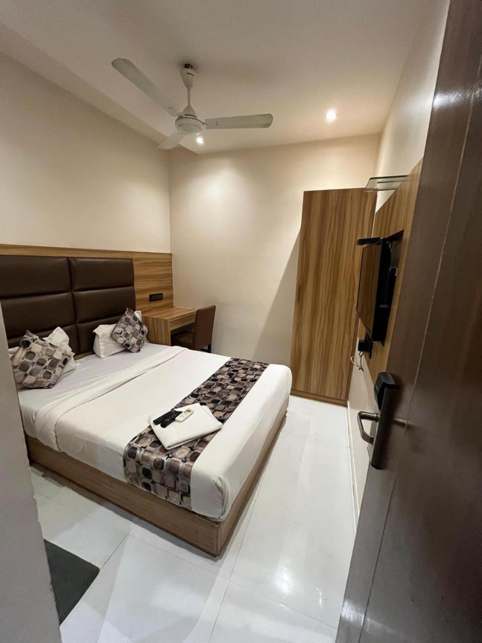Hotel Shahi Darbar Terminal-2 Мумбай Екстериор снимка