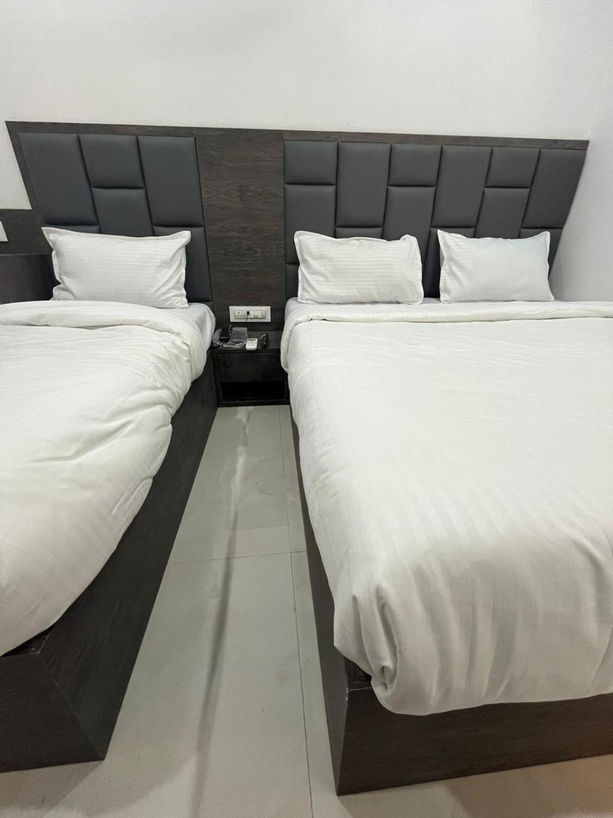 Hotel Shahi Darbar Terminal-2 Мумбай Екстериор снимка